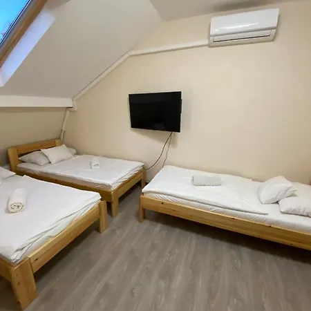 Kiskakas Etterem Guest house *